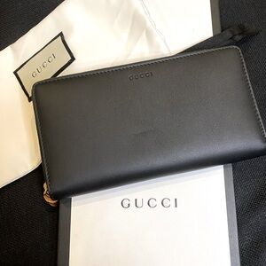 New Gucci black leather, zip around wallet with bamboo pull